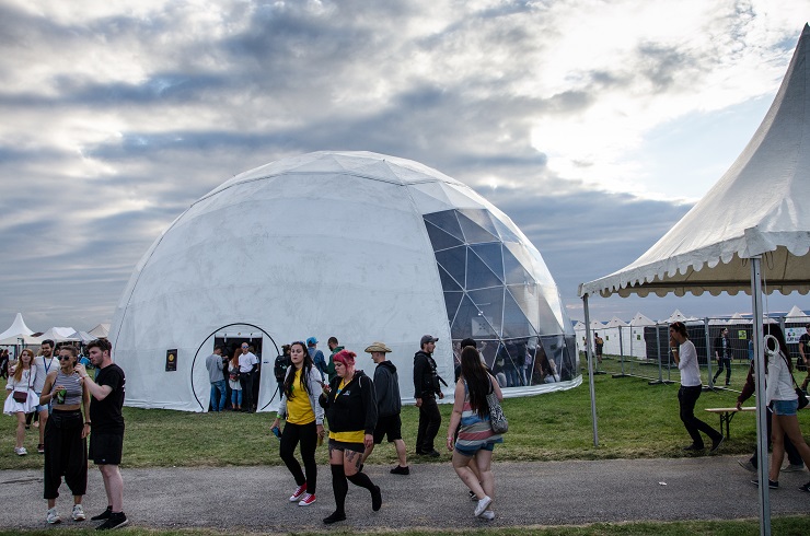 Dome géodésique lors d'un festival